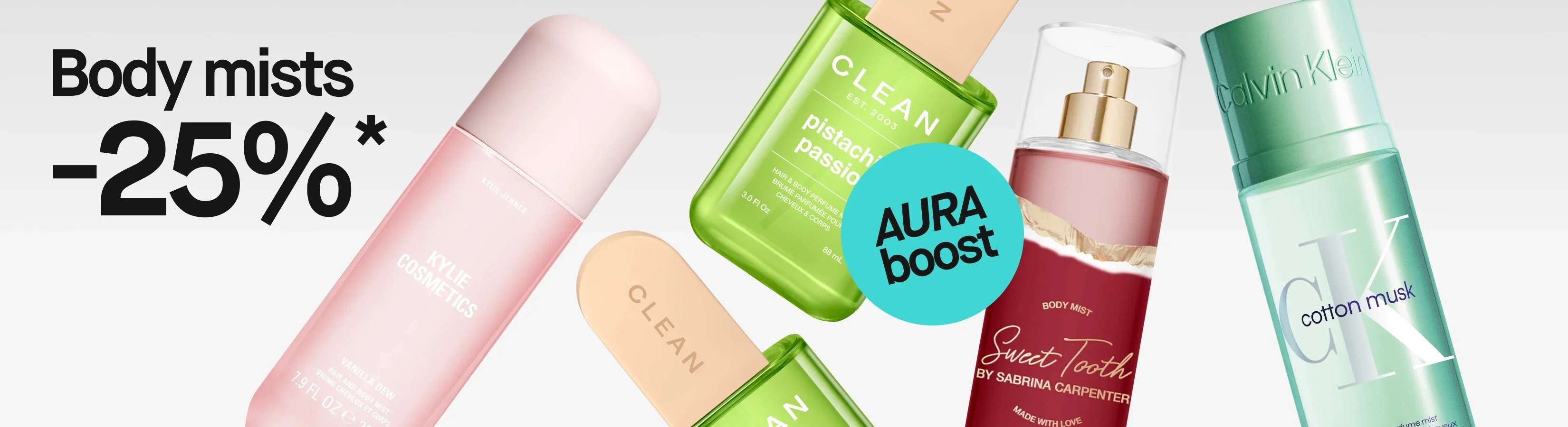 Kampanjakuva, jossa näkyvät tekstit "Body mists 25%*" ja "AURA boost". Kuvassa näkyvät Kylie Cosmetics Vanilla Dew-, CLEAN Pistachio Passion-, Sweet Tooth by Sabrina Carpenter Cherry Baby- ja Calvin Klein CK One Cotton Musk -vartalosuihkeet.