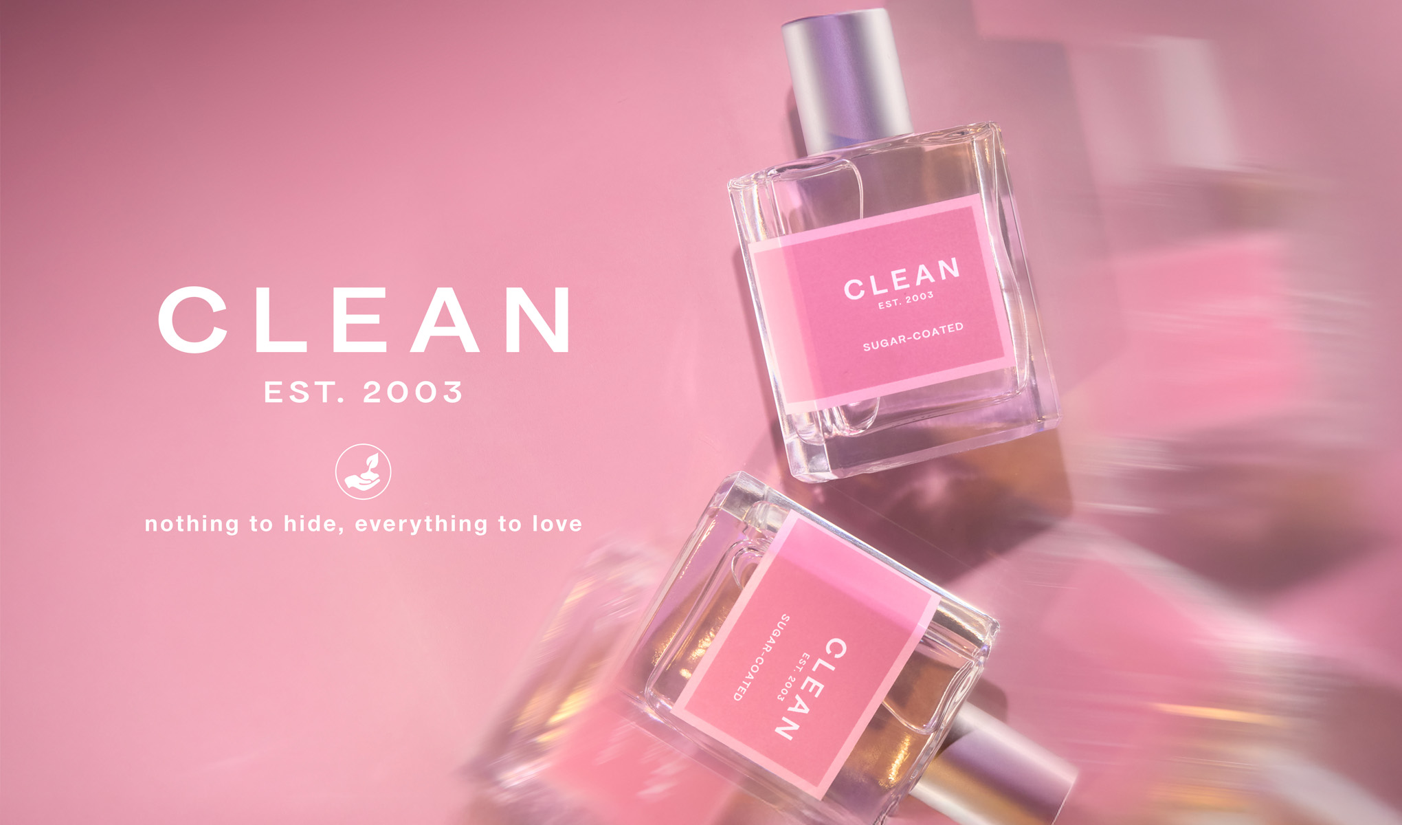 CLEAN Sugar-Coated parfymflaska mot rosa bakgrund
