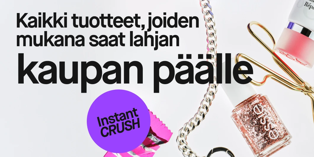 Kaikki tuotteet, joiden mukana saat lahjan kaupan päälle. Kuvassa näkyy erilaisia kosmetiikkatuotteita, kuten kynsilakkaa, ripsientaivuttaja, huulipuna ja ihonhoitotuotteita sekä hopeinen ketju.