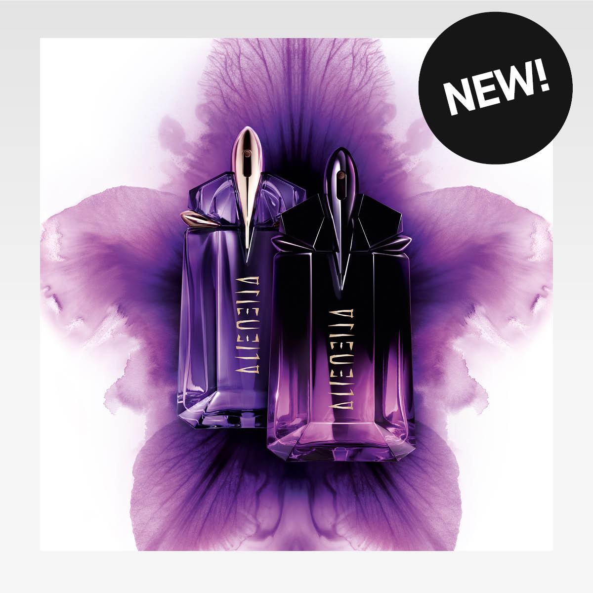 Kaksi violettia Mugler "Alien" -hajuvesipulloa akvarellimaisen maalatun kukan edessä. Musta ympyrä, jossa lukee "NEW!"