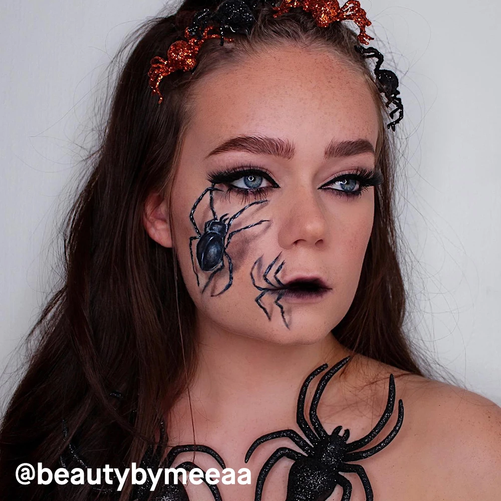  @beautybymeeaa i läskig halloweensminkning med spindlar.