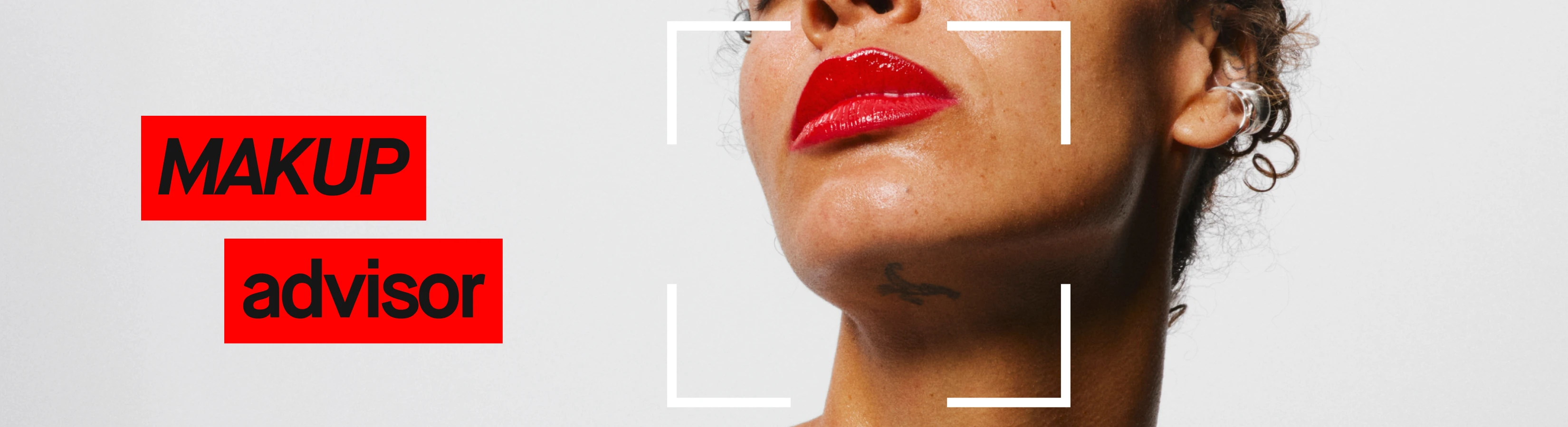 Henkilö, jolla on punaiset huulet ja tatuointi leuan alla. Teksti "MAKEUP advisor" näkyy vieressä.