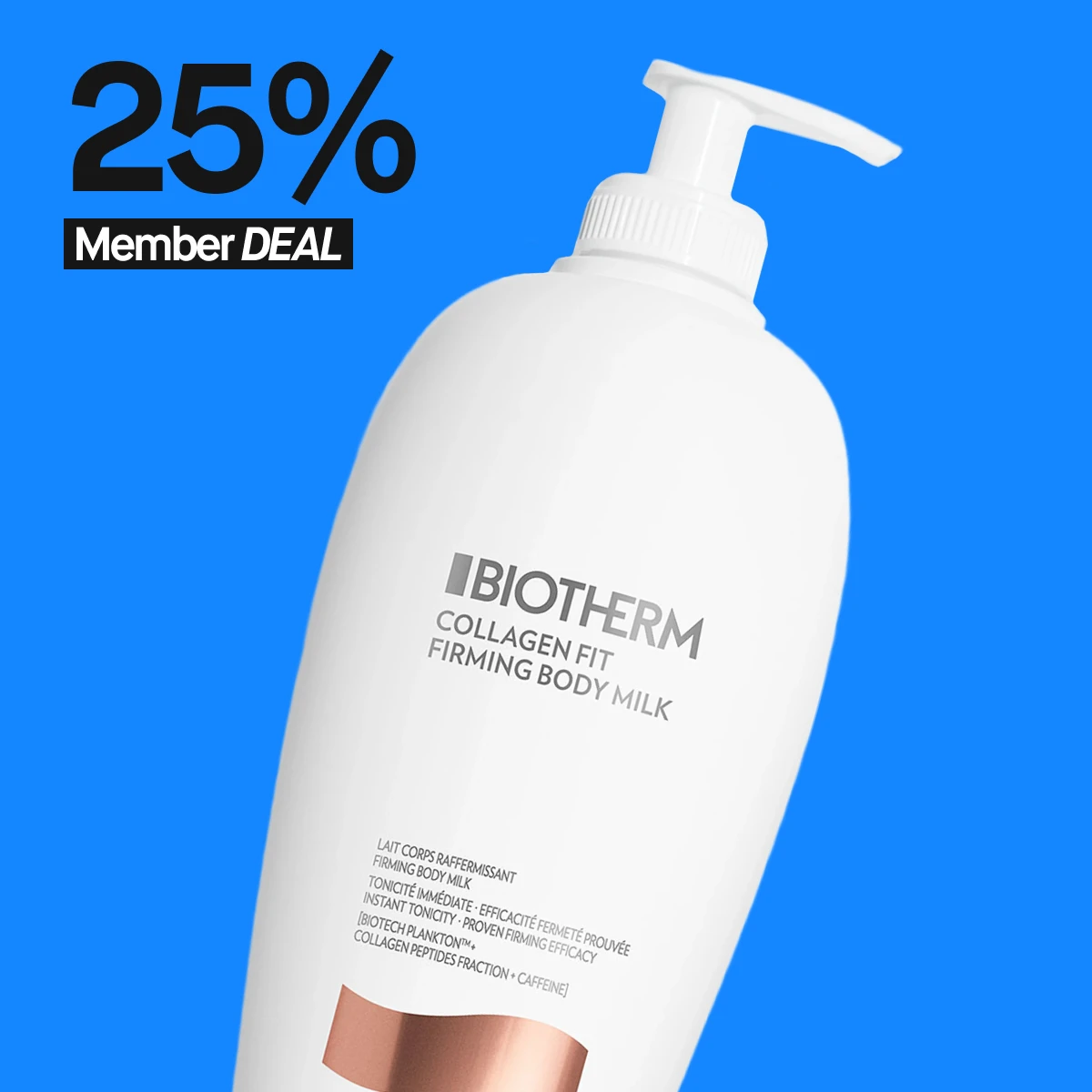 En vit pumpflaska med Biotherm Collagen Fit Firming Body Milk, som är en kroppsmjölk som hjälper till att strama upp huden. Produkten innehåller kollagenpeptider och koffein för att förbättra hudens fasthet. Flaskan visas mot en klarblå bakgrund med texten '25% Member DEAL' i svart och vitt.