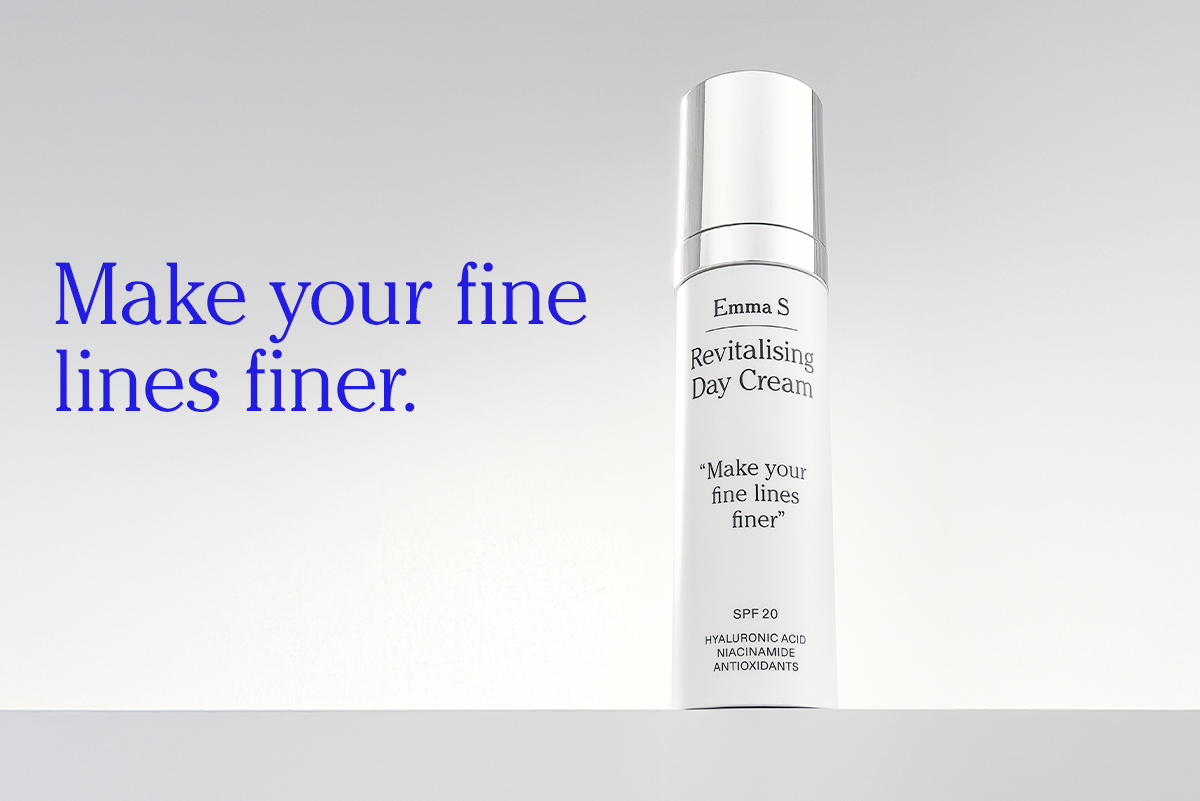 Flaske med ansiktskrem fra Emma S med teksten “Revitalising Day Cream”, “Make your fine lines finer”, “SPF 20”, “Hyaluronic Acid”, “Niacinamide” og “Antioxidants”, ved siden av teksten “Make your fine lines finer.” på en lys bakgrunn.