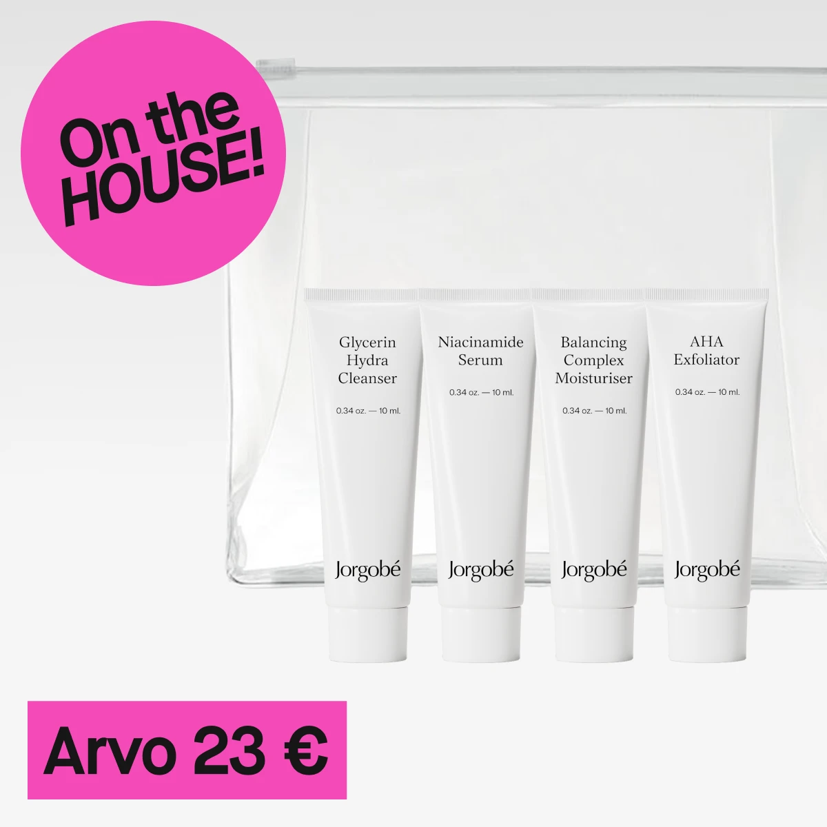  Lähikuva neljästä valkoisesta tuubista ja läpinäkyvästä toilettilaukusta. Tuubeissa on teksti "Glycerin Hydra Cleanser", "Niacinamide Serum", "Balancing Complex Moisturiser", ja "AHA Exfoliator". Tausta on vaaleanharmaa ja vasemmalla näkyy vaaleanpunainen ympyrä, jossa on teksti "On the HOUSE!". Tuotteiden alapuolella on vaaleanpunainen suorakulmio, jossa on teksti "Arvo 23 Euro".
