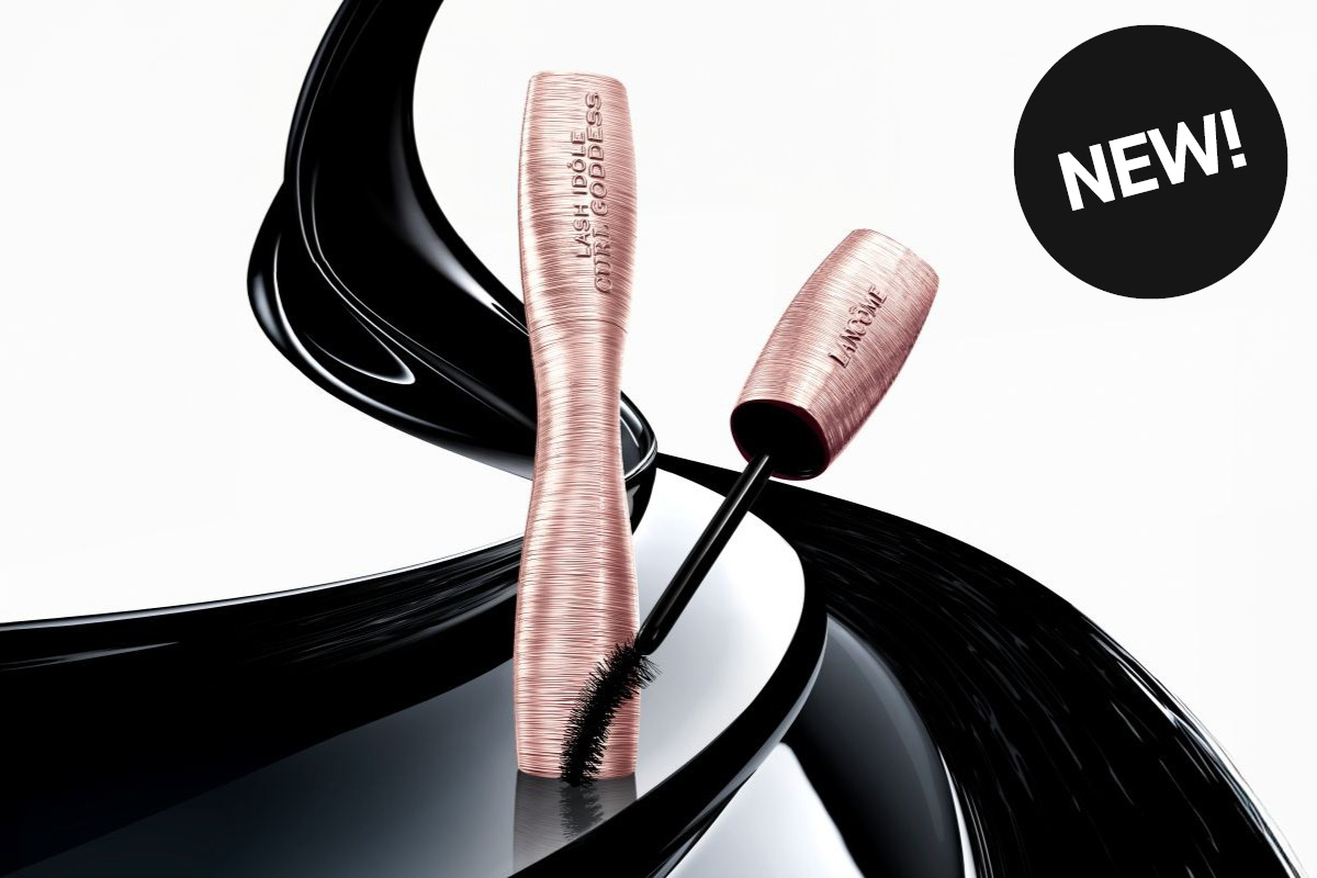 Lancôme Lash Idôle mascara med öppnad borste, svart mascaratextur i bakgrunden och märkning med ”NEW!”.