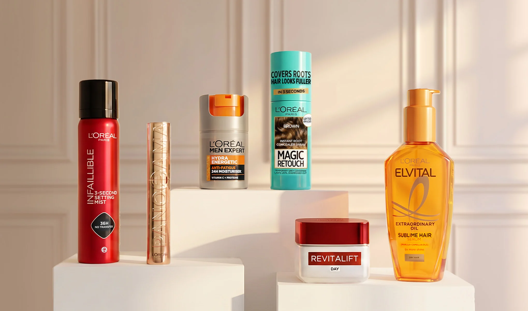 L’Oréal Paris-sminke-, hudpleie- og hårprodukter mot lys bakgrunn.