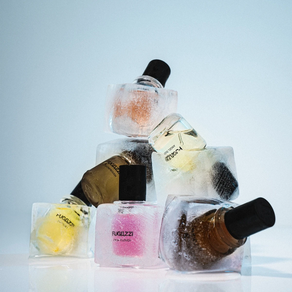 FUGAZZI parfymeflasker innkapslet i isblokker, med duftene 'Angel Dust', 'Passionfruit' og 'Cash Flower'.