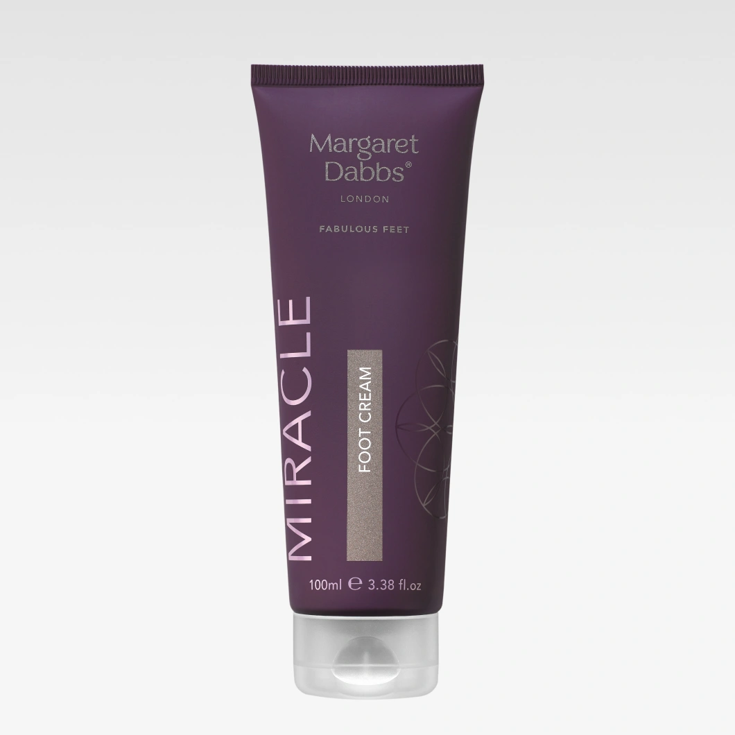 Lila tub med Margaret Dabbs London Fabulous Feet MIRACLE FOOT CREAM på ljusgrå bakgrund. Förpackningen visar texten “FOOT CREAM”, “100ml e 3.38 fl.oz” och silverfärgade detaljer.