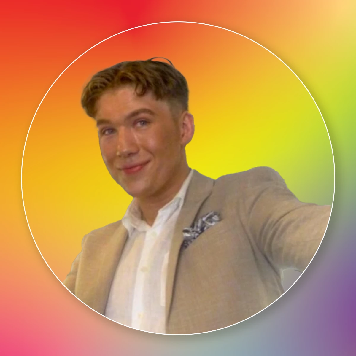 Leende person i beige kavaj och vit skjorta mot en färgglad gradientbakgrund.