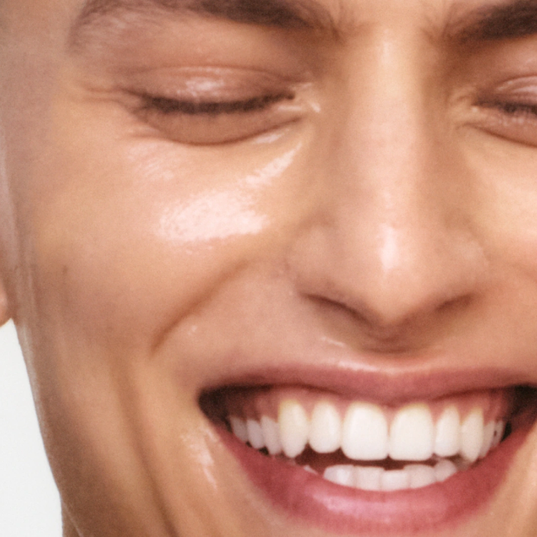 Närbild av ansikte med stängda ögon och återfuktad hud med glansig finish.