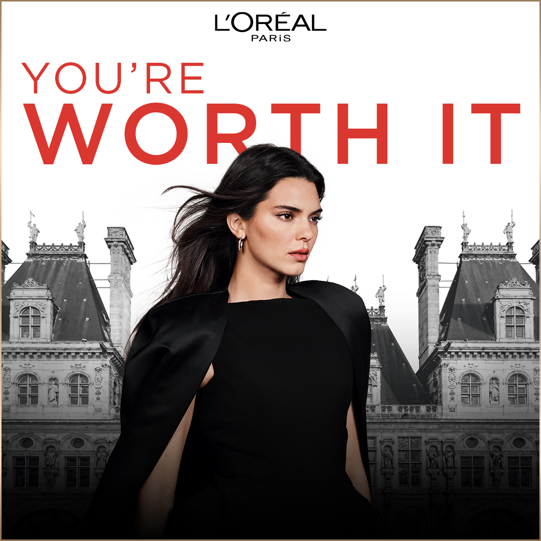 L'Oréal Paris-annons med texten "You're worth it" och en gammal byggnad i bakgrunden.