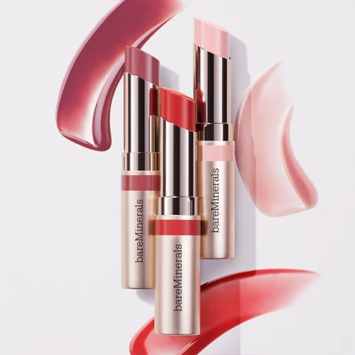 bareMinerals-huulituotteita useissa vaaleanpunaisissa ja punaisissa sävyissä, tyylikkäissä metallisissa hylsyissä.