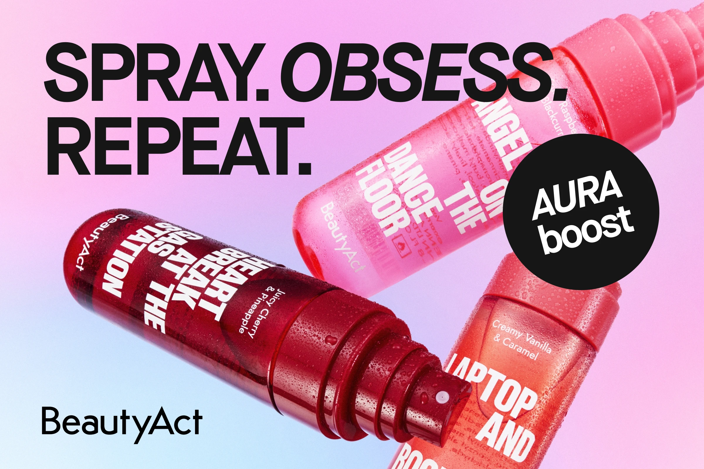 BeautyAct-vartalosuihkeita vaaleanpunaisella ja sinisellä taustalla tekstin “Spray. Obsess. Repeat.” kanssa.