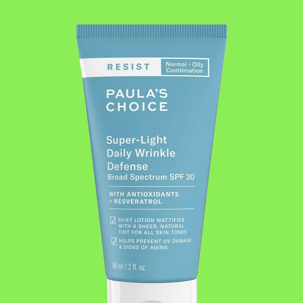 Tub märkt “PAULA’S CHOICE Resist Super-Light Daily Wrinkle Defense Broad Spectrum SPF 30 With Antioxidants + Resveratrol” mot grön bakgrund.