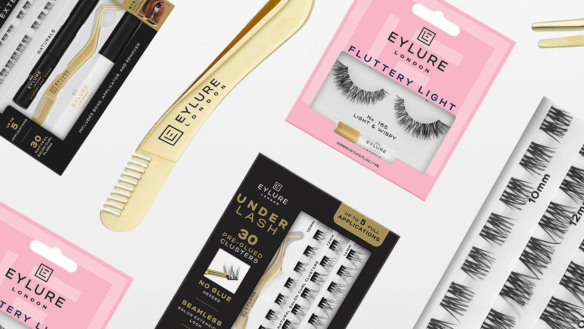 Bilde som viser forskjellige produkter fra Eylure London. På bildet vises pakker med falske øyenvipper, inkludert Eylure Fluttery Light No. 165 Light & Wispy i en rosa pakke, Eylure Under Lash 30 Pre-Glued Clusters i en svart pakke, og Eylure Naturals falske øyenvipper. Det er også en gullfarget applikator og kam fra Eylure. Bildet er arrangert med produktene spredt på en hvit bakgrunn.