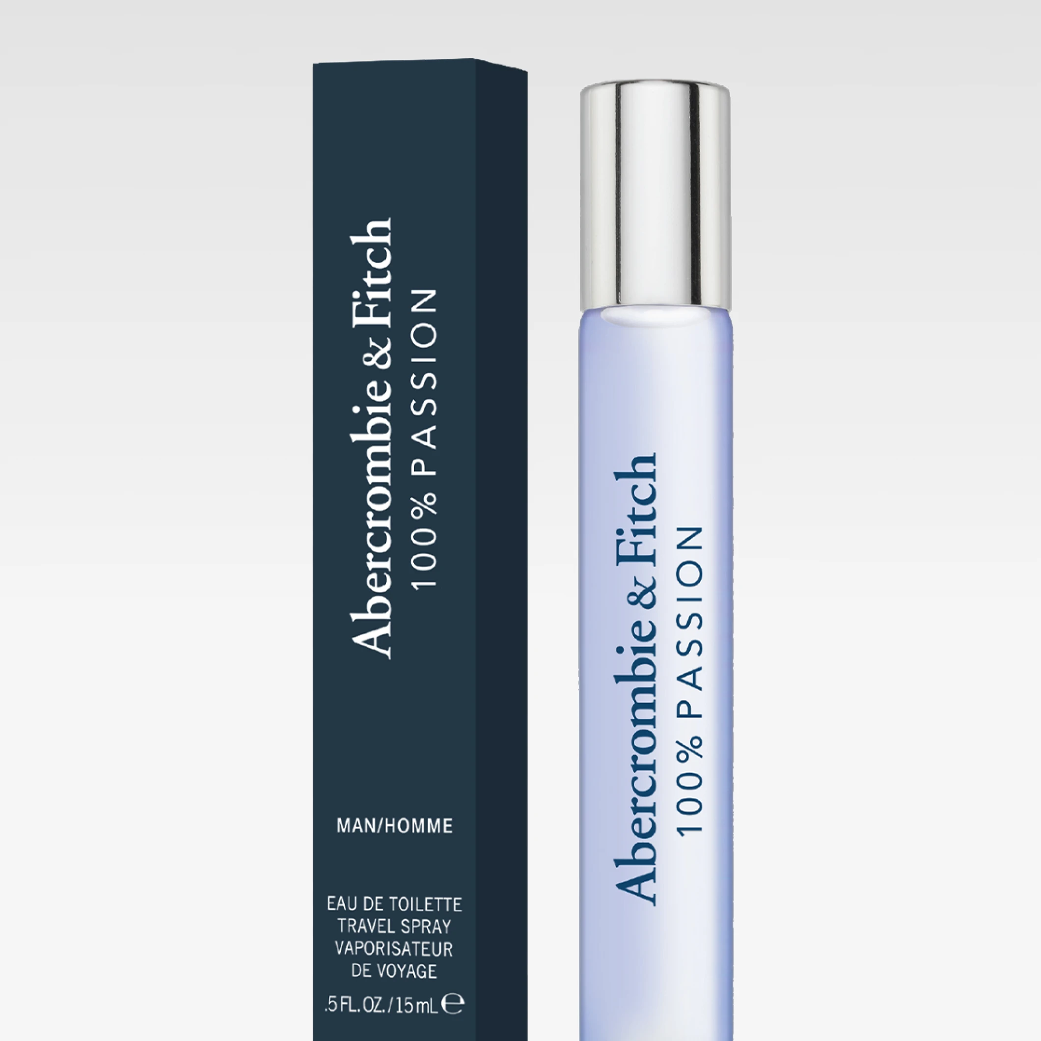 Abercrombie & Fitch 100% Passion -hajuvesi kapeassa pullossa tumman pakkauksen vieressä, jossa teksti "Abercrombie & Fitch 100% PASSION", "MAN/HOMME" ja "EAU DE TOILETTE TRAVEL SPRAY 0.5 FL.OZ./15 ml".