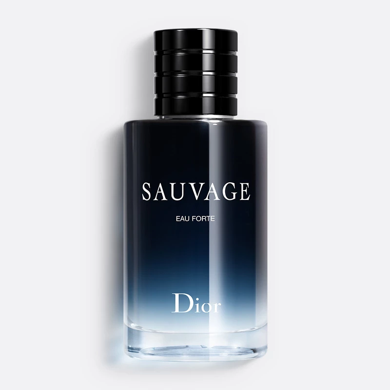 Pullo Dior Sauvage Eau Fortea. Pullossa on tummansinisestä vaaleansiniseen vaihteleva sävy ja musta korkki. Pullossa on teksti ”Sauvage Eau Forte” ja ”Dior”. Tausta on valkoinen. 