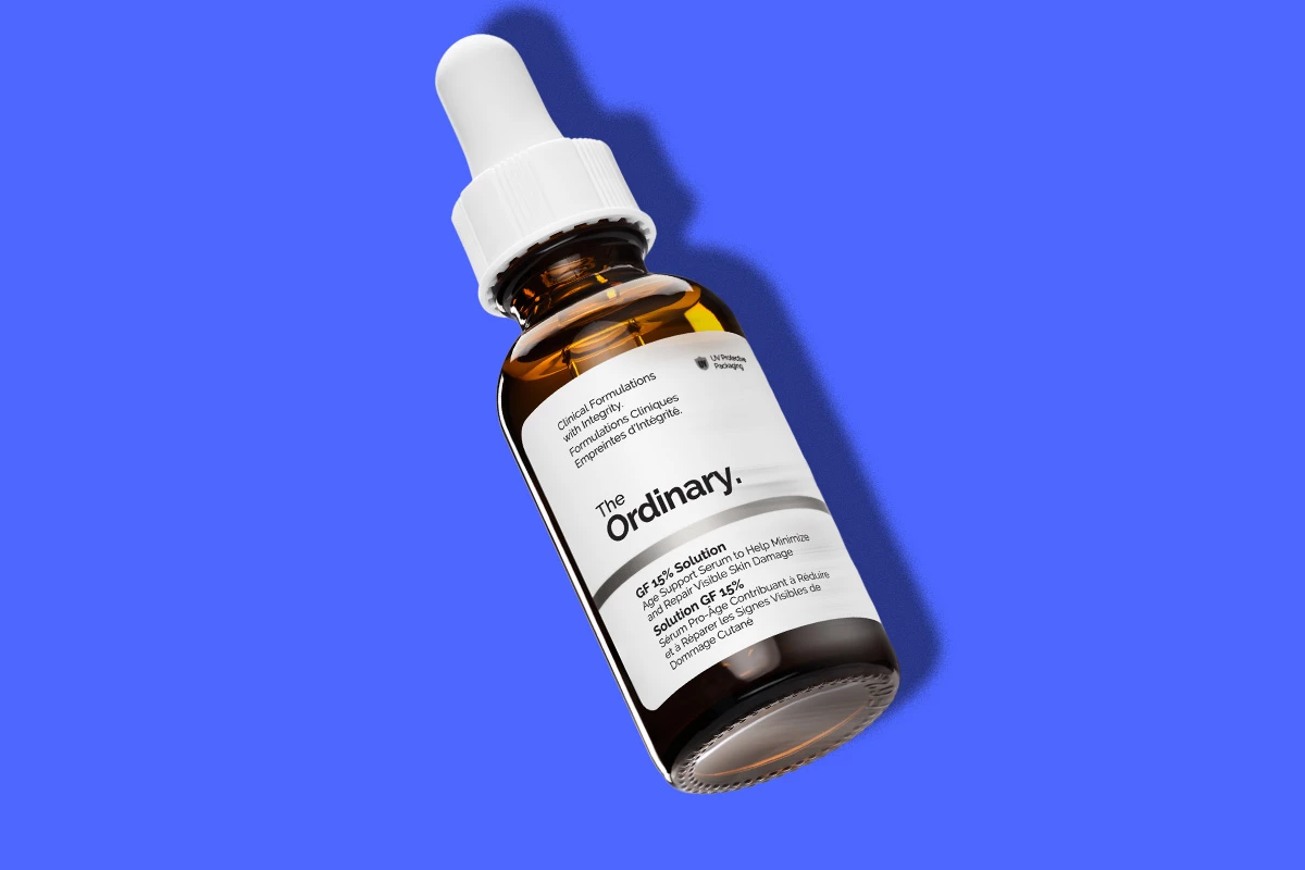 The Ordinary -seerumipullo sinisellä taustalla.