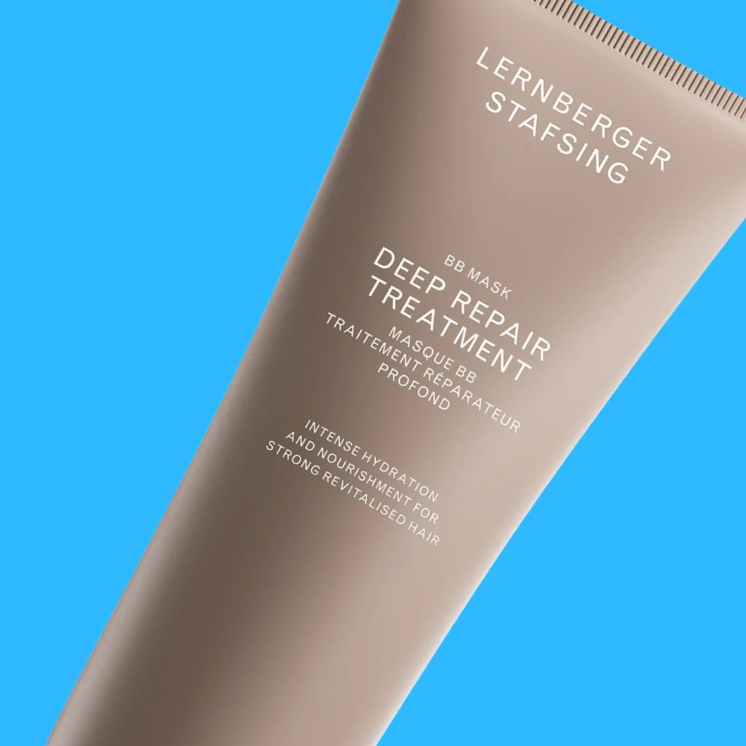 Lernberger Stafsing BB Mask Deep Repair Treatment -hiusnaamio sinistä taustaa vasten. Pakkauksessa näkyvät tekstit ”LERNBERGER STAFSING”, ”BB MASK”, ”DEEP REPAIR TREATMENT”, ”MASQUE BB TRAITEMENT RÉPARATEUR PROFOND” ja ”INTENSE HYDRATION AND NOURISHMENT FOR STRONG REVITALISED HAIR”.