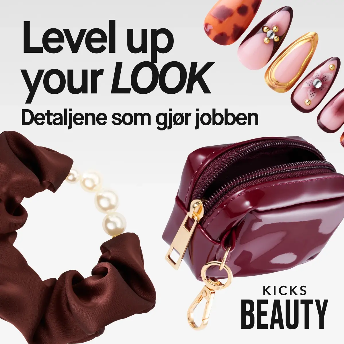 Negledekor, vinrød sminkeveske og hårstrikk. Tekst: «Level up your LOOK. Detaljene som gjør looken. KICKS BEAUTY.»