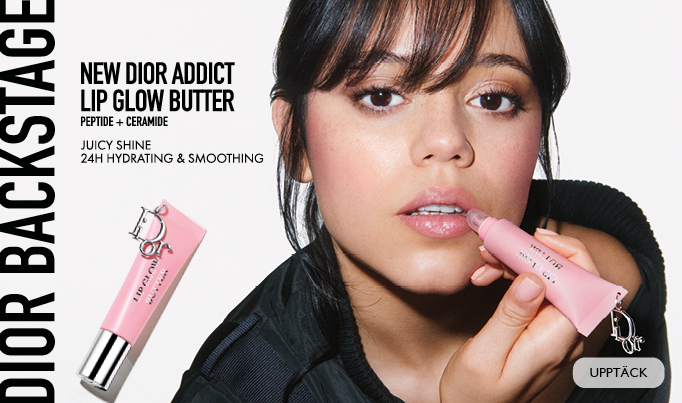 En kvinna tar på sig lipgloss från Dior.