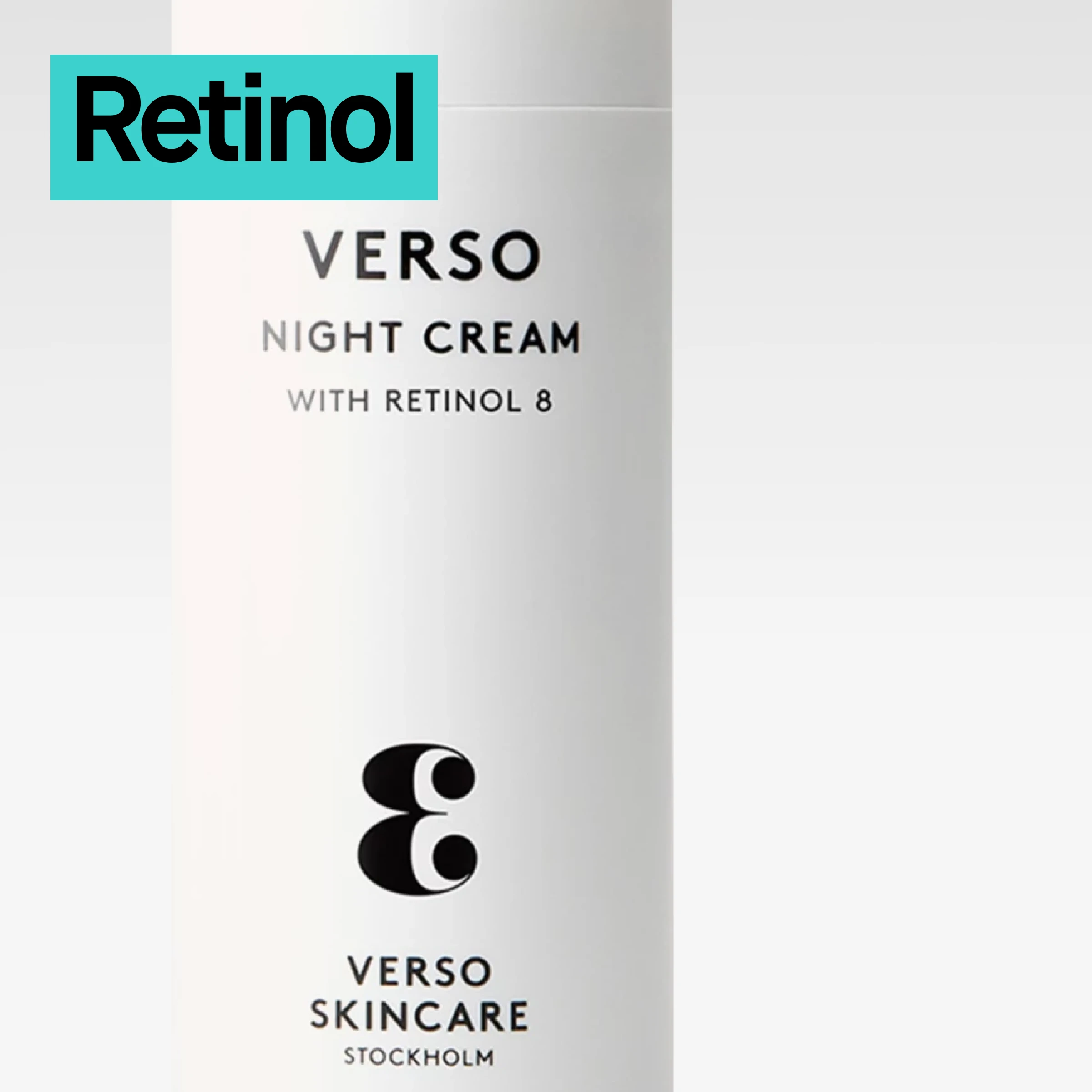 Nærbilde av en hvit flaske merket Verso Night Cream with Retinol 8 mot lys bakgrunn.