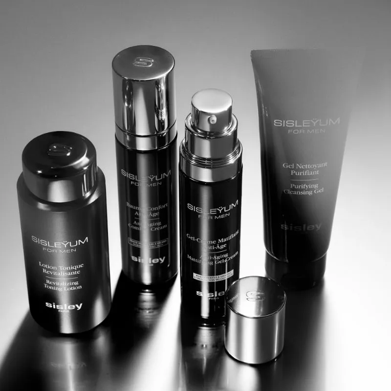 Viisi tummaa Sisley Paris -pulloa: "Revitalizing Toning Lotion", "Anti-Aging Comfort Cream", "Mattifying Anti-Aging Gel-Cream", "Purifying Cleansing Gel".