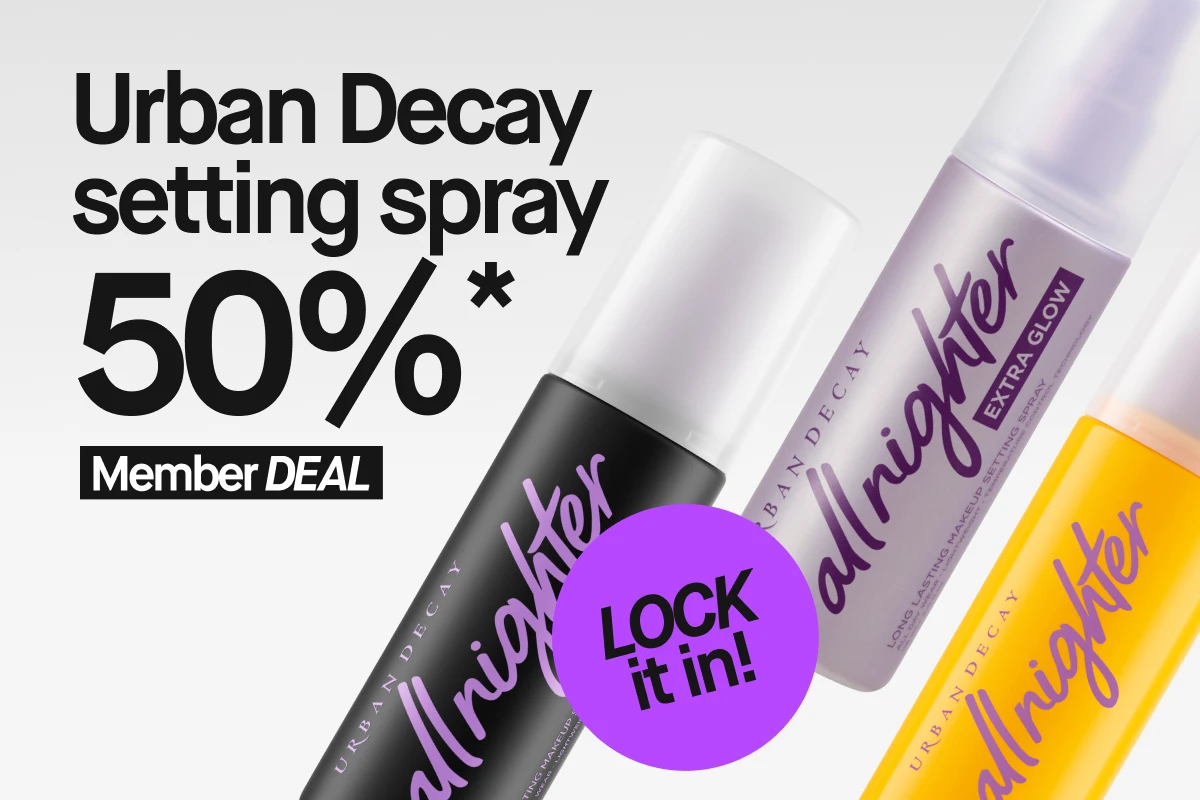 Fyra flaskor Urban Decay All Nighter setting spray i svart, lila, rosa och gul, placerade snett mot ljus bakgrund med texten “Urban Decay setting spray 50%*” och en lila cirkel med texten “LOCK it in!”.