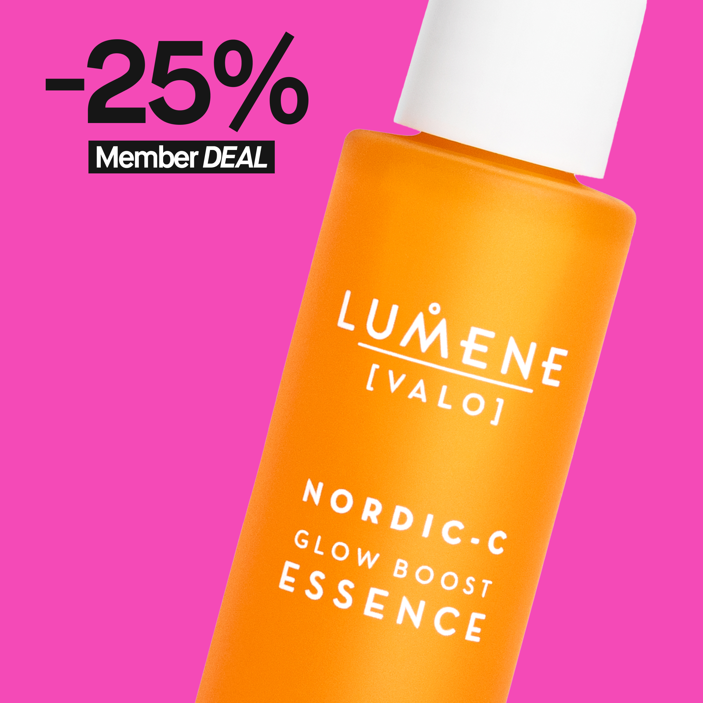 Lumene Nordic-C Glow Boost Essence -kasvoseerumi. Oranssi pullo valkoisella korkilla. Kuvassa teksti '-25% Member DEAL' vaaleanpunaisella taustalla.