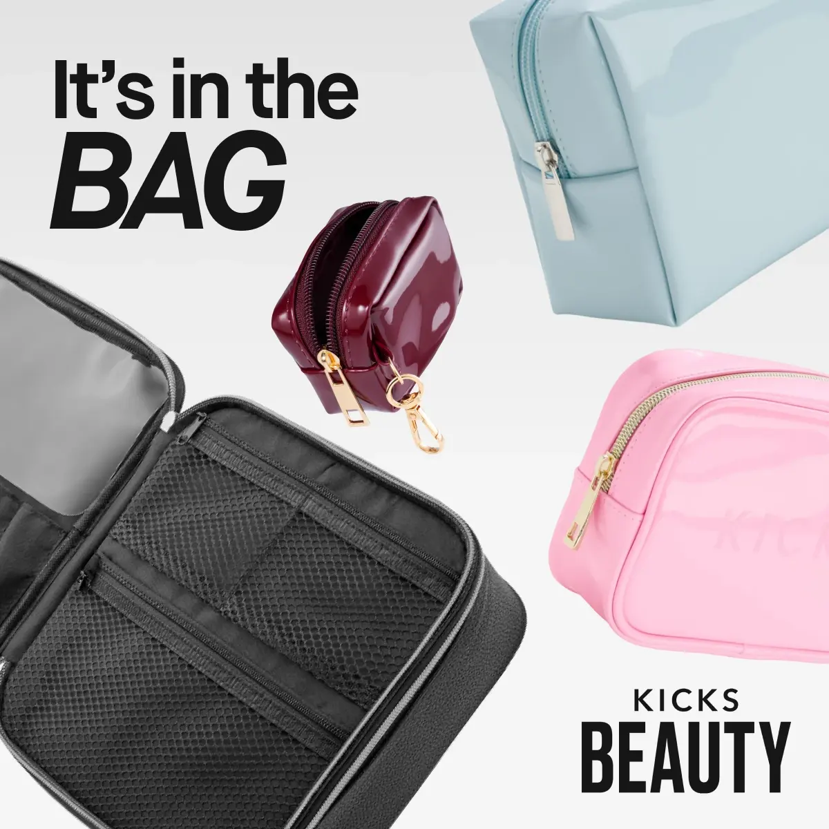 Glansiga necessärer i svart, vinrött, ljusblått och rosa. Text: 'It's in the BAG' och 'KICKS BEAUTY'.
