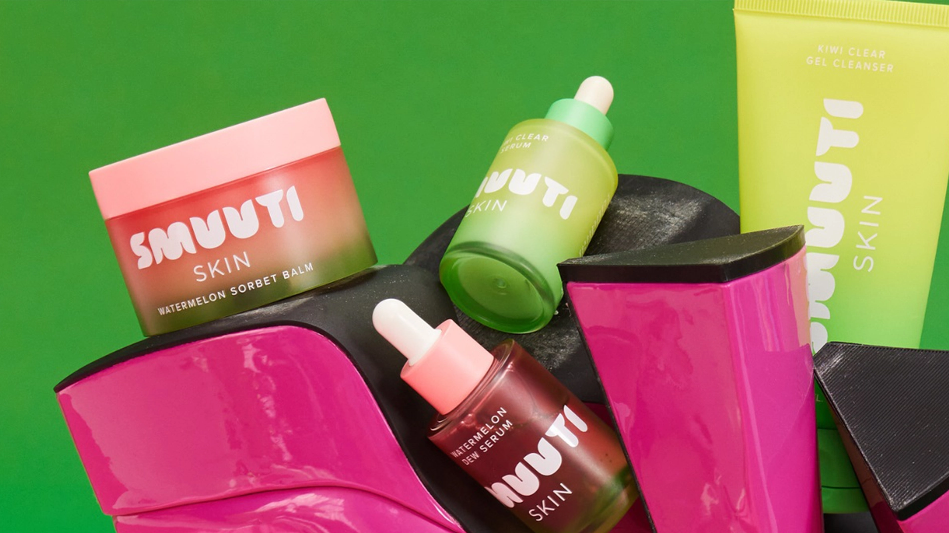 Smuuti hudpleieprodukter, som vannmelon sorbet balm, vannmelon serum og kiwi gel cleanser, på grønn bakgrunn.