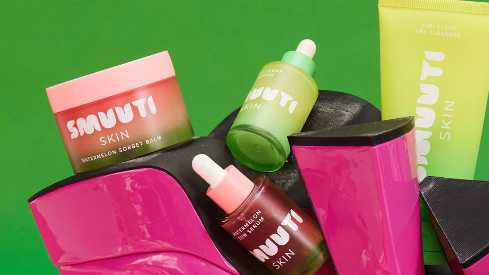 Smuuti hudpleieprodukter, som vannmelon sorbet balm, vannmelon serum og kiwi gel cleanser, på grønn bakgrunn.