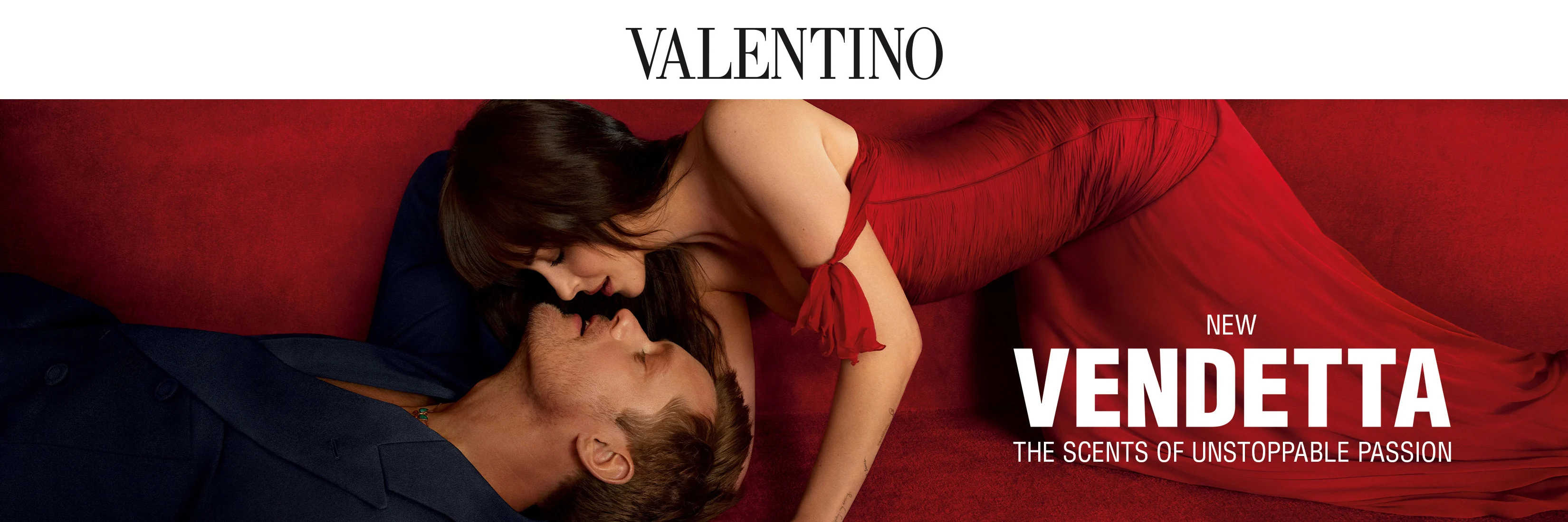 Valentino Vendetta -kampanjakuva, jossa pari makaa punaisella sohvalla. Kuvassa teksti: ”New Vendetta – The scents of unstoppable passion”.