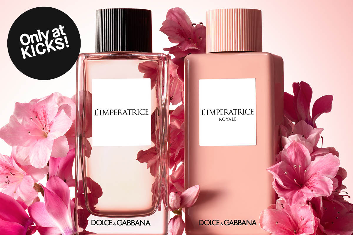Två Dolce & Gabbana L’Imperatrice-parfymer omgivna av rosa blommor. Svart cirkel med texten "First at KICKS!"