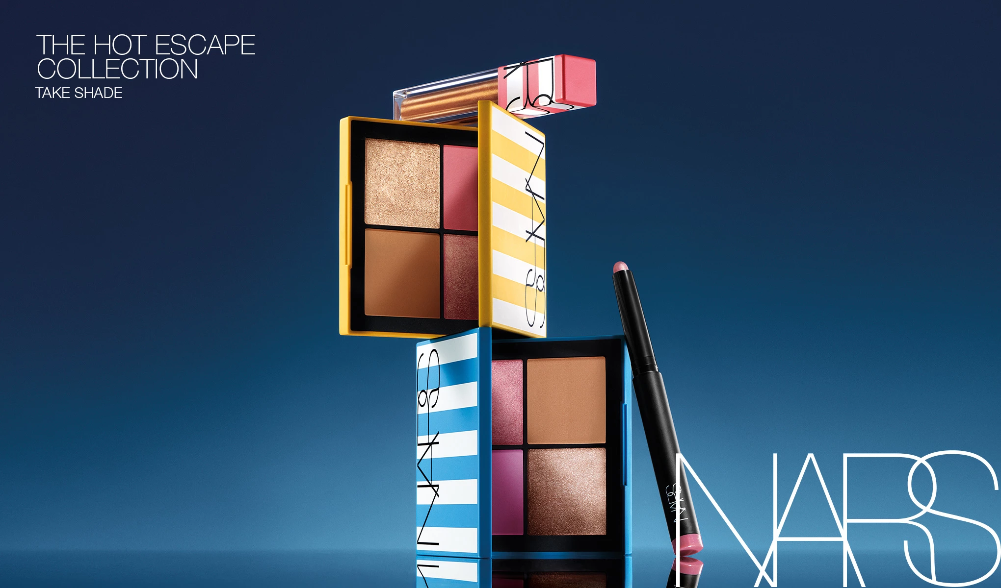 NARS meikkikokoelma värikkäillä paleteilla ja huulipunalla, asetettuna tummansinistä taustaa vasten. Teksti "The Hot Escape Collection - Take Shade" sijaitsee vasemmassa yläkulmassa.