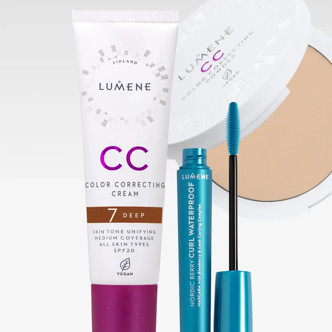 Lumene CC Color Correcting Cream 7 Deep, Skin Tone Unifying Medium Coverage, All Skin Types, SPF20, Vegan, Nordic Berry Curl Waterproof Mascara med Blueberry & Lash Curling Complex og synlig blå mascarabørste samt CC Color Correcting Powder.