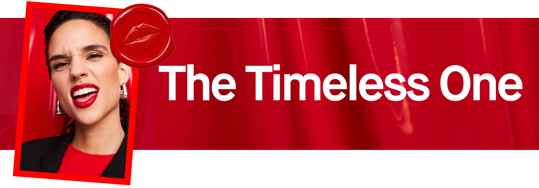 Rød bakgrunn med teksten "The Timeless One" og et rødt segl med bilde av lepper.