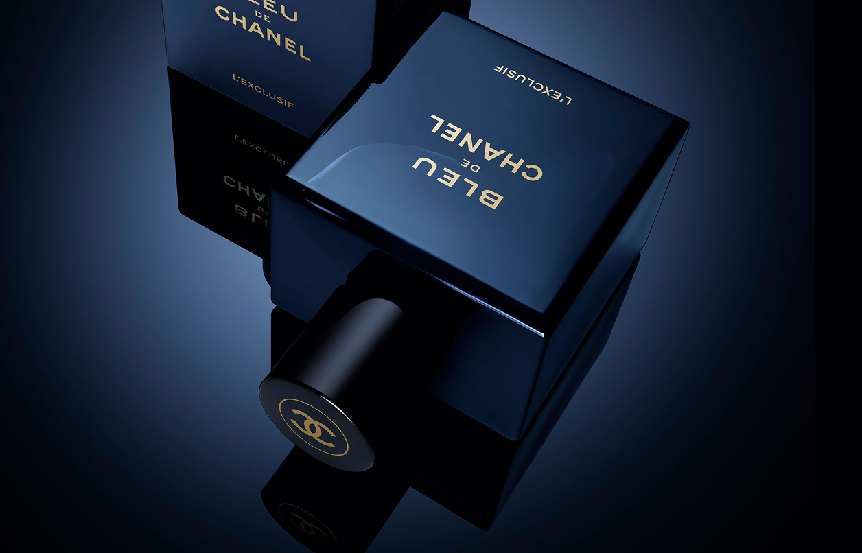 bleu de chanel parfyme i en mørk blå flaske liggende på en mørk blå bakgrunn