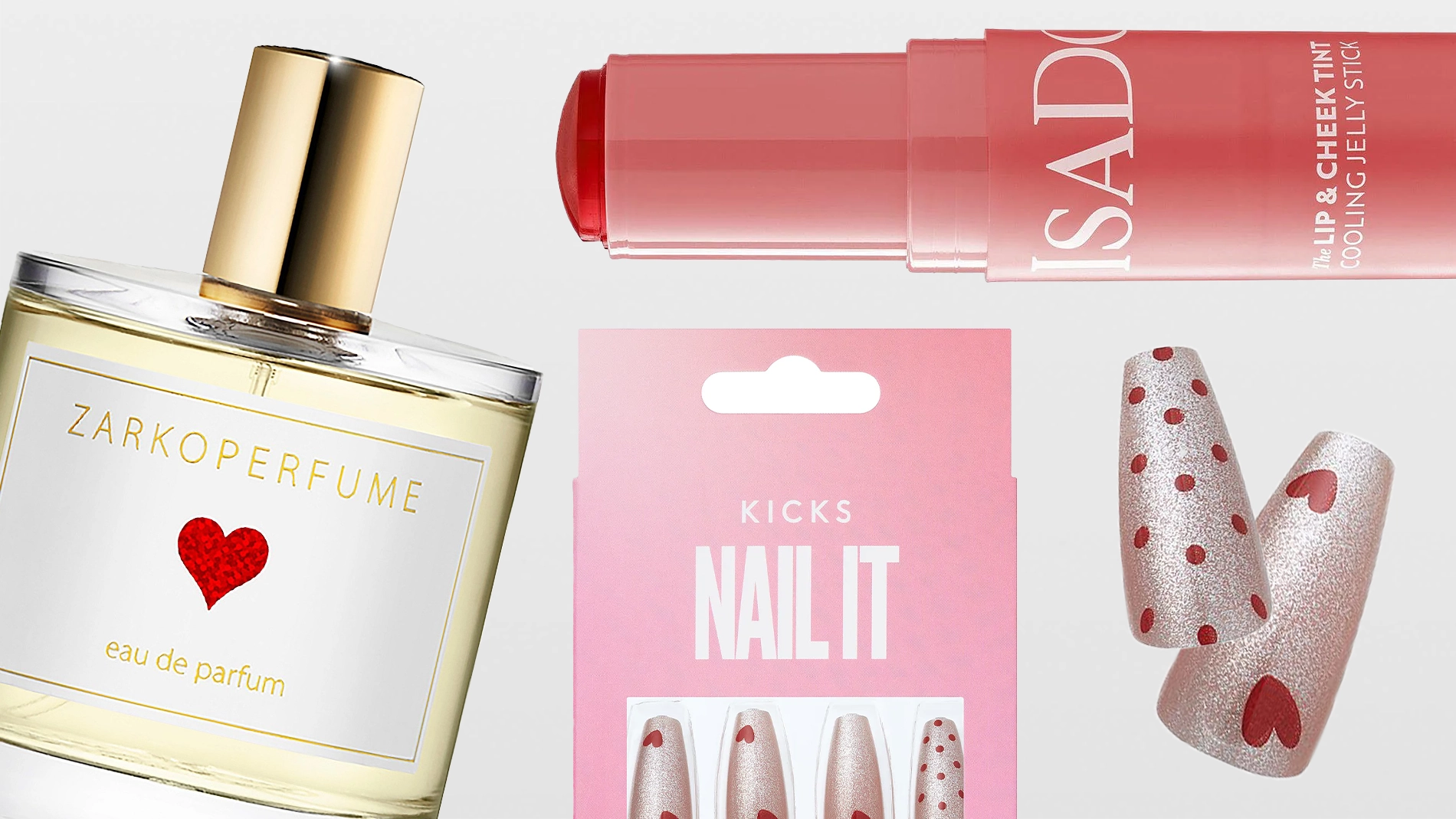Valikoima kauneustuotteita vaaleaa taustaa vasten. Hajuvesipullo, jossa on kullanvärinen korkki ja punainen sydän etiketissä, vaaleanpunainen huulipuna, jossa teksti “ISAD”, vaaleanpunainen pakkauskortti, jossa teksti “KICKS NAILIT”, sekä irtokynnet vaaleanpunaisissa sävyissä sydän- ja pilkkukuviolla.