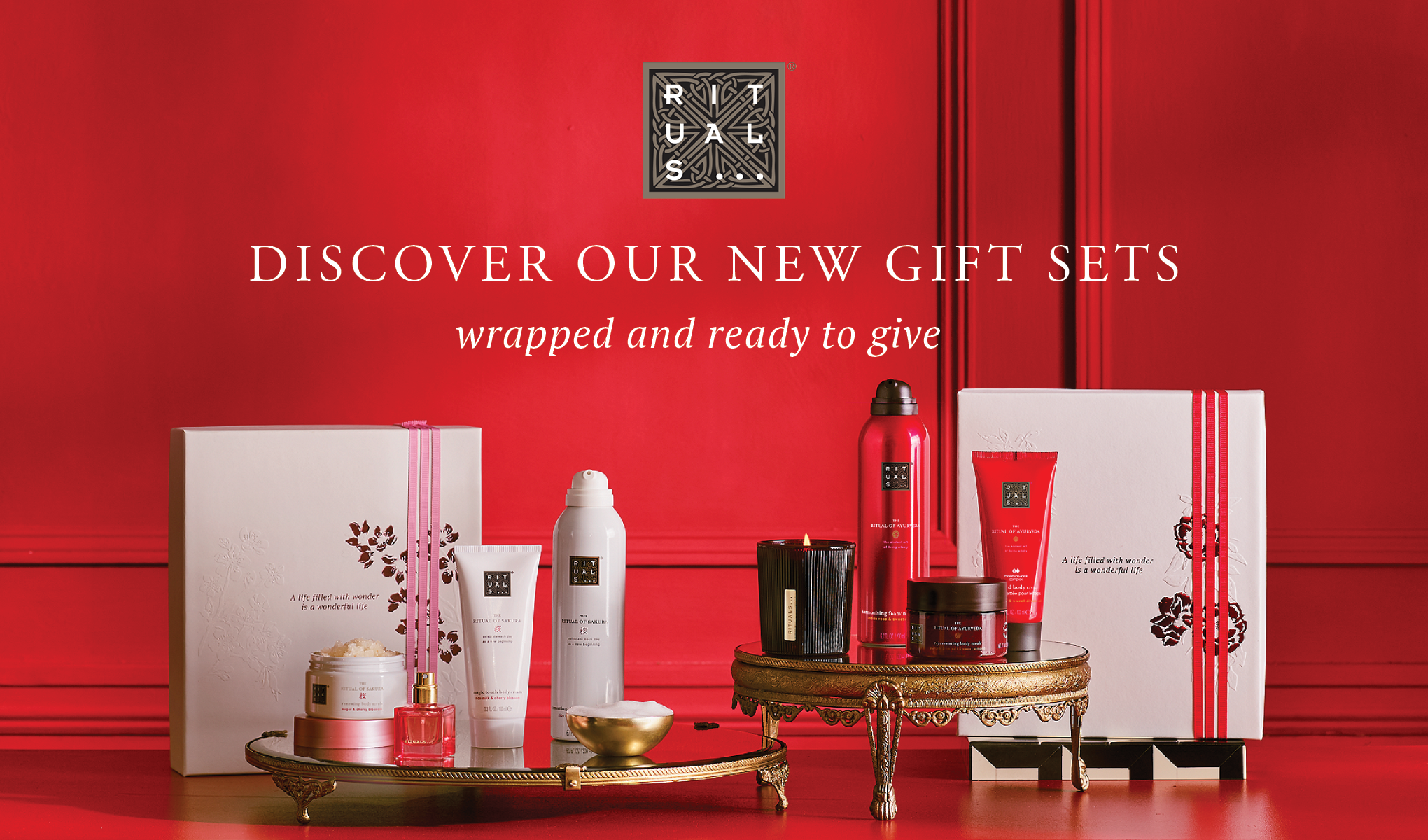 Upptäck våra nya presentset, färdiginslagna och redo att ges bort. De eleganta paketen innehåller olika Rituals-produkter.