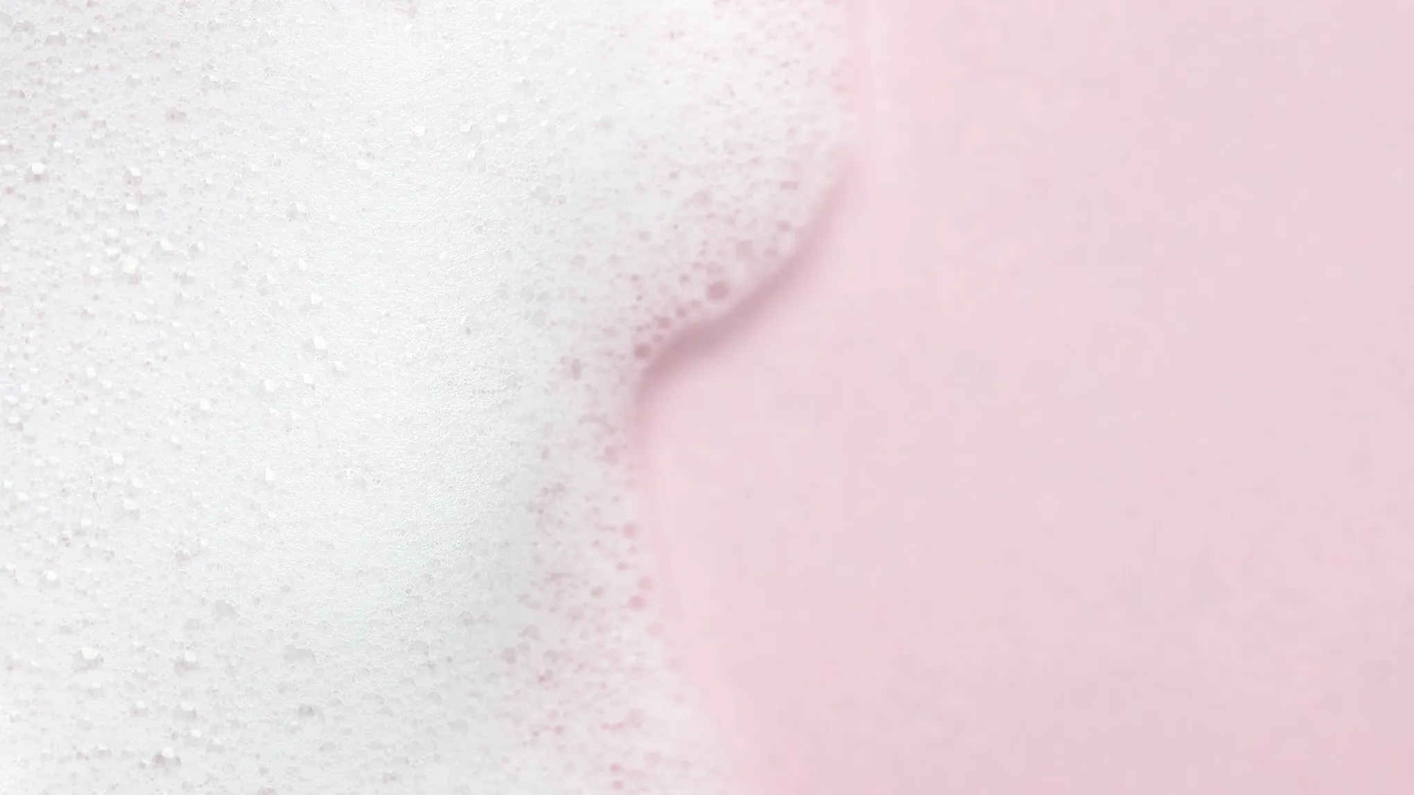 Hvit skum på et rosa underlag.