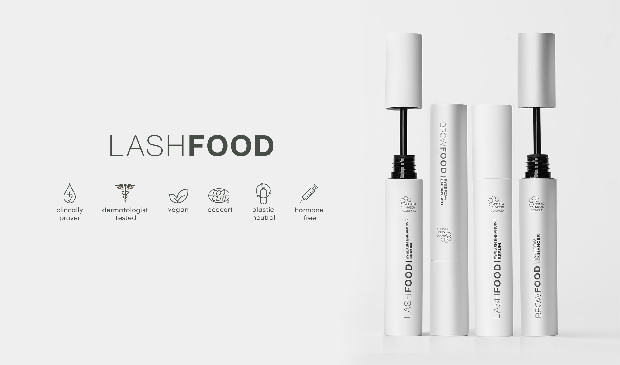 Fire hvite pakker med LashFOOD-produkter. Teksten på bildet lyder «LASHFOOD» og viser ikoner for klinisk utprøvd, dermatologisk testet, vegansk, Ecocert-sertifisert, plastnøytral og hormonfri. Bakgrunnen er lys og minimalistisk.