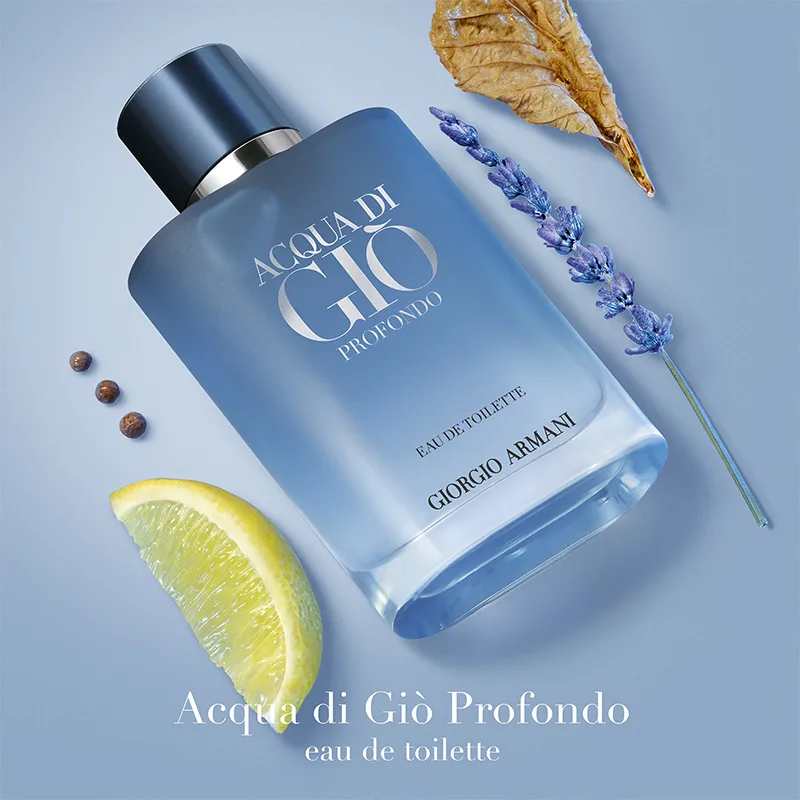 Acqua di Giò Profondo -pullo, sitruunan viipale, laventelin oksa, kuivunut lehti ja kolme pippuria vaaleansinisellä taustalla.