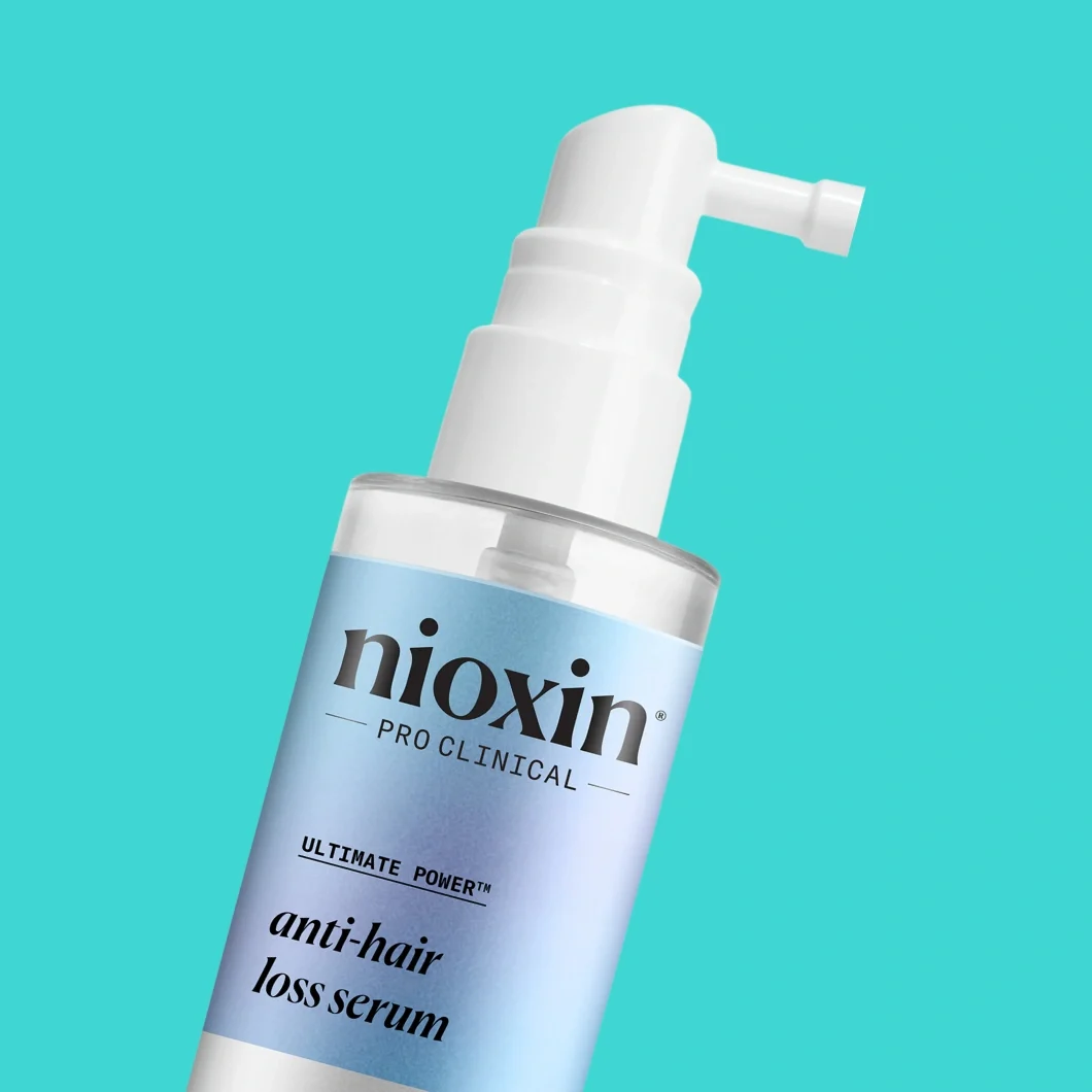 Nioxin Pro Clinical Ultimate Power Anti-Hair Loss Serum on hiusseerumi pumppupullossa, jossa on vaaleansininen etiketti. Pakkauksessa näkyvät tekstit "nioxin PRO CLINICAL", "ULTIMATE POWER™" ja "anti-hair loss serum".