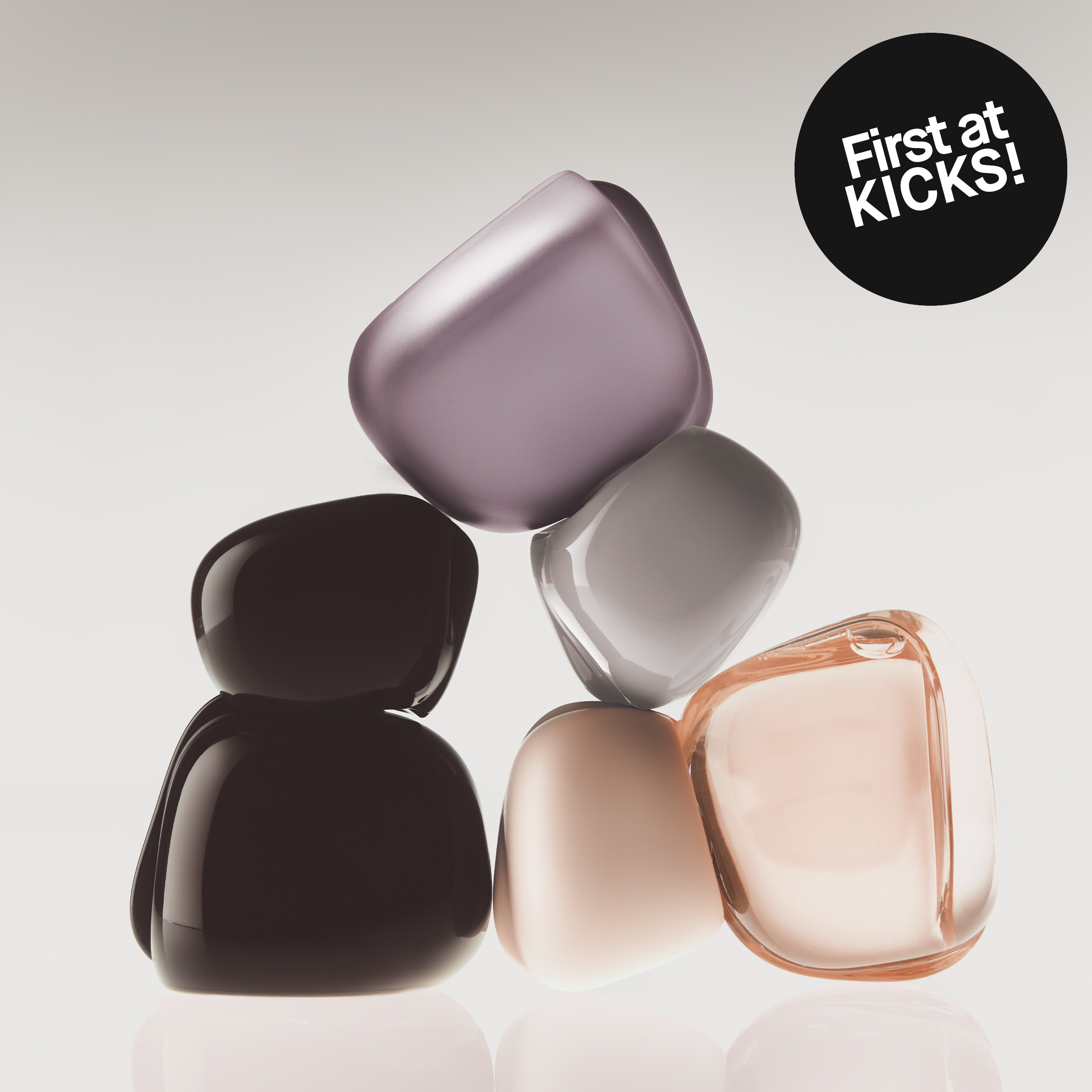 Tre Kylie Cosmetics Mood Stones-parfymeflasker mot en lys bakgrunn. Tekst: ”First at KICKS!”