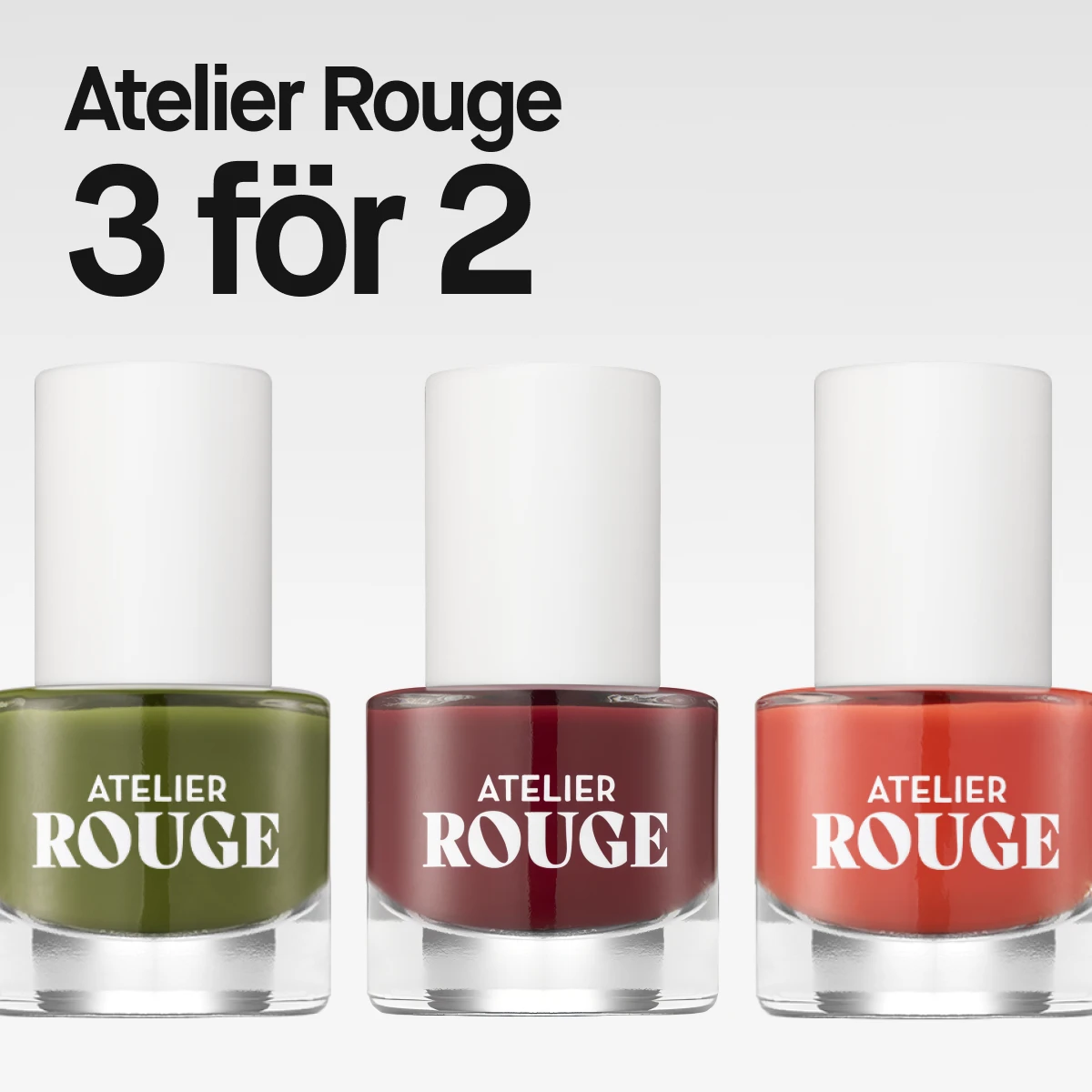 Bild som visar tre nagellacksflaskor från Atelier Rouge. Färgerna på nagellacken är grön, vinröd och orange. Texten "Atelier Rouge 3 för 2" är synlig. Bakgrunden är vit.