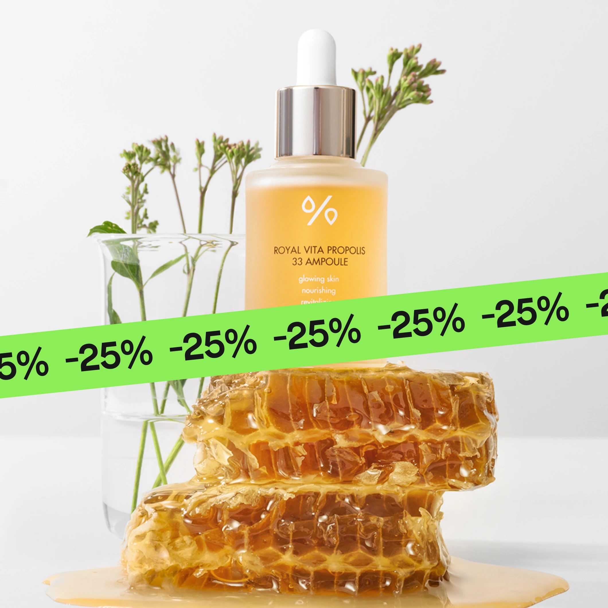 Tuotekuva “Dr. Ceuracle Royal Vita Propolis 33 Ampoule” -seerumista tekstillä “glowing skin nourishing revitalizing”, mukana lasimaljakko vihreillä kasveilla ja hunajakenno, vihreä “25%” -banneri kuvan päällä.