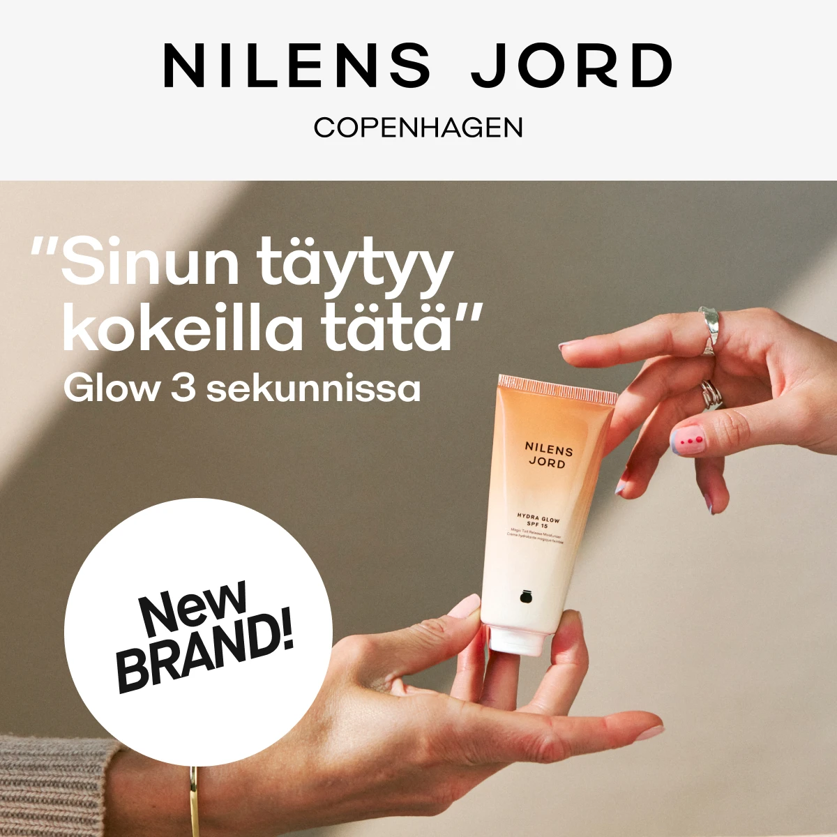 Nilens Jord Hydra Glow SPF 15 - Sinun täytyy kokeilla tätä. Hehku 3 sekunnissa. Uusi brändi. Kaksi kättä pitää tuotetta