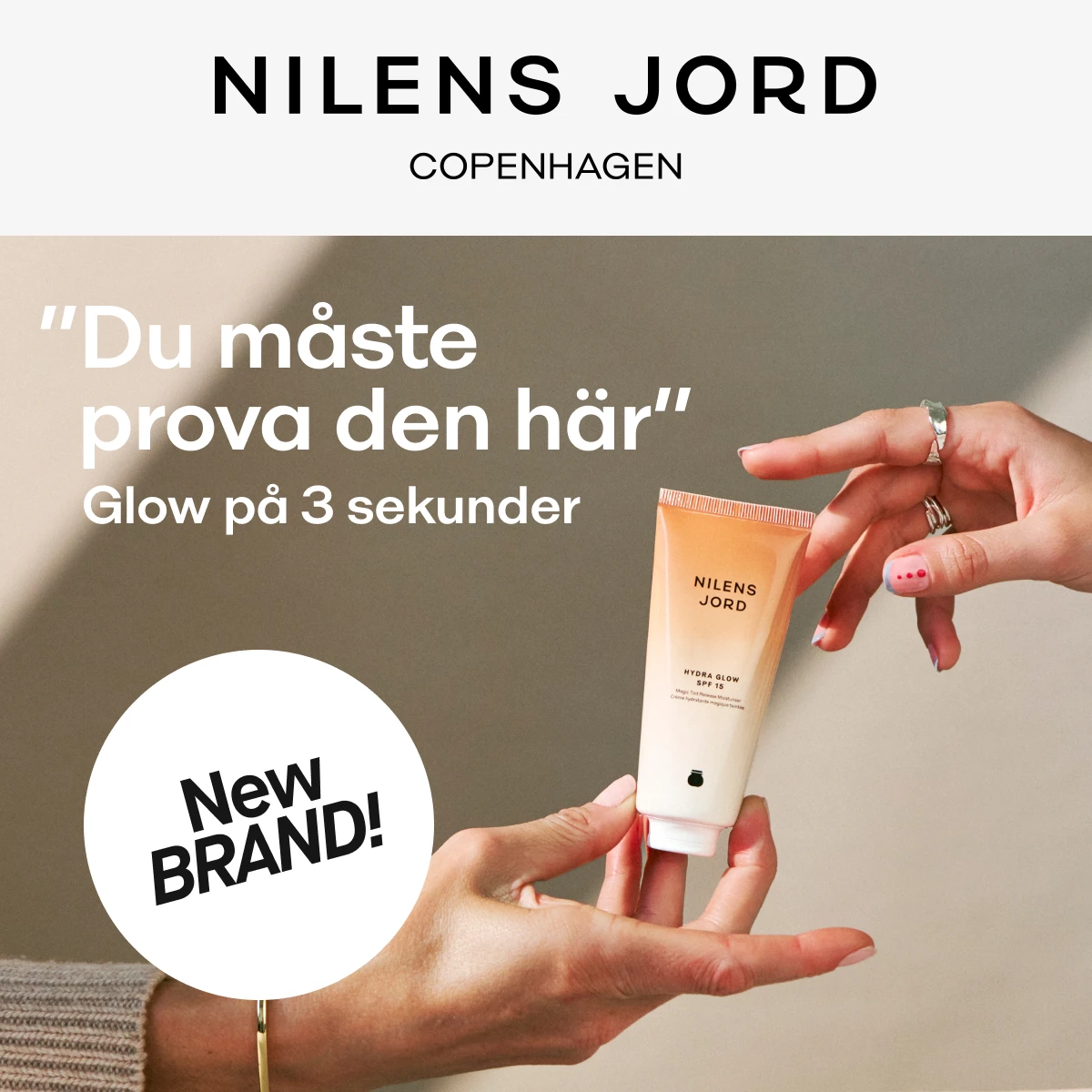 Nilens Jord Hydra Glow SPF 15 - Du måste prova den här. Glow på 3 sekunder. Nytt varumärke. Två händer håller produkten